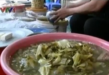 Dễ ung thư khi tái sử dụng thùng sơn đựng đồ ăn